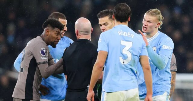 Rozhodca Simon Hooper počas semifinálového zápasu prvého kola Carabao Cupu medzi Chelsea a Arsenalom na Stamford Bridge 14. januára 2026 v Londýne v Anglicku.
