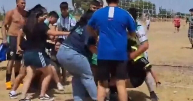 Mladú rozhodkyňu ťahali za vlasy