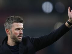 Rozhovor s Michaelom Carrickom sa zastavil, keď šéf Man Utd prišiel na stretnutie Sira Jima Ratcliffa Michael Carrick po víťazstve Manchestru United nad Arsenalom