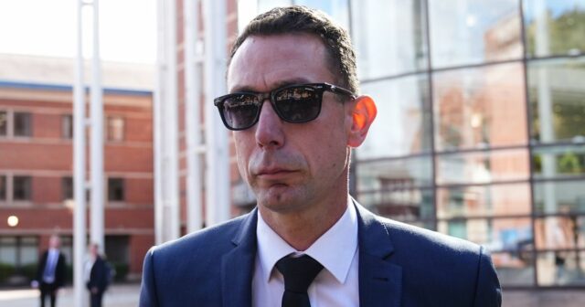 Bývalý rozhodca Premier League David Coote opúšťa Nottingham Magistrates' Court