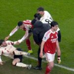 Rozhorčený Gary Neville označil Gabriela Martinelliho za „idiota“ za to, že strčil do zraneného Conora Bradleyho