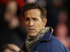 Ryan Reynolds vydal januárové varovanie o prestupoch, keďže Wrexham čelí obavám PSR Spolumajiteľ Wrexhamu Ryan Reynolds sa prizerá z ihriska na Racecourse Ground
