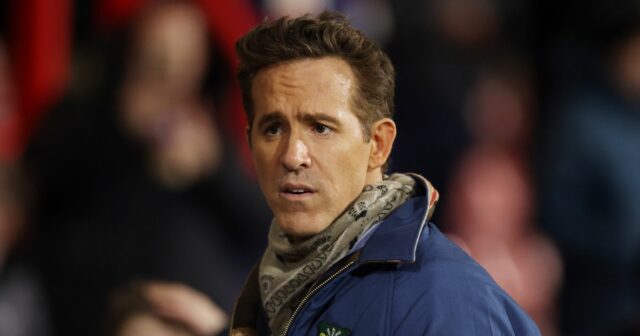 Spolumajiteľ Wrexhamu Ryan Reynolds sa prizerá z ihriska na Racecourse Ground