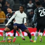 Mathys Tel z Tottenhamu (uprostred) sa chce presťahovať na hosťovanie, aby sa presadil o výber na majstrovstvá sveta