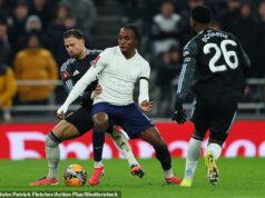 SLEDOVANIE PRESTUPOVÉHO OKIENKA: Tottenham upustil od ponuky pôžičky Radu Dragusinovi, dvom útočníkom na radare Aston Villy a Evertonu, aby si zabezpečili novú zmluvu pre hviezdu záujmu AC Miláno Mathys Tel z Tottenhamu (uprostred) sa chce presťahovať na hosťovanie, aby sa presadil o výber na majstrovstvá sveta