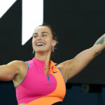 Aryna Sabalenka si robí selfie s davom