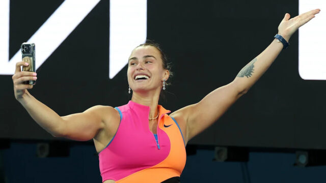 Aryna Sabalenka si robí selfie s davom