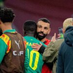 Mohamed Salah a Sadio Mane sa objímajú.