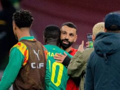 Sadio Mane odhaľuje postoj Mo Salaha po strete s ikonami Liverpoolu – „Urobil všetko“ Mohamed Salah a Sadio Mane sa objímajú.