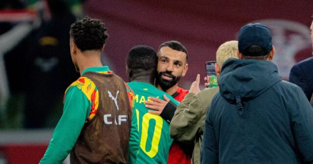 Mohamed Salah a Sadio Mane sa objímajú.