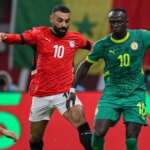 Mohamed Salah a útočník Senegalu č. 10 Sadio Mane