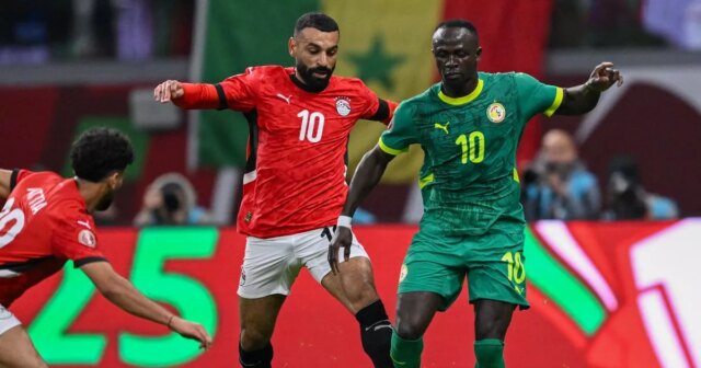 Mohamed Salah a útočník Senegalu č. 10 Sadio Mane