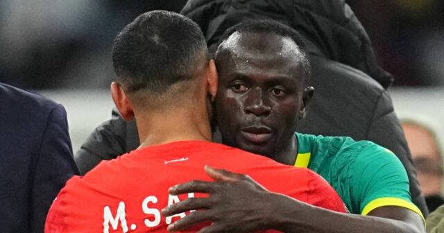 Sadio Mane zo Senegalu a Mohamed Salah Mahrous Ghaly z Egypta bojujú o loptu počas semifinálového finálového zápasu medzi Senegalom a Egyptom na štadióne Tanger, Tanger, Maroko 14. januára 2026. (Foto Ulrik Pedersen/NurPhoto cez Getty Images)