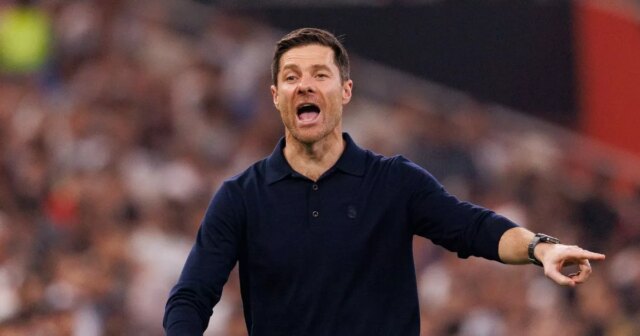 Hlavný tréner Realu Madrid Xabi Alonso gestikuluje počas semifinálového zápasu španielskeho Superpohára medzi Realom Madrid a Atleticom de Madrid na štadióne King Abdullah Sports City Hall 8. januára 2026 v Jeddah v Saudskej Arábii