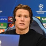 Scott McTominay hovorí na tlačovej konferencii v Neapole.