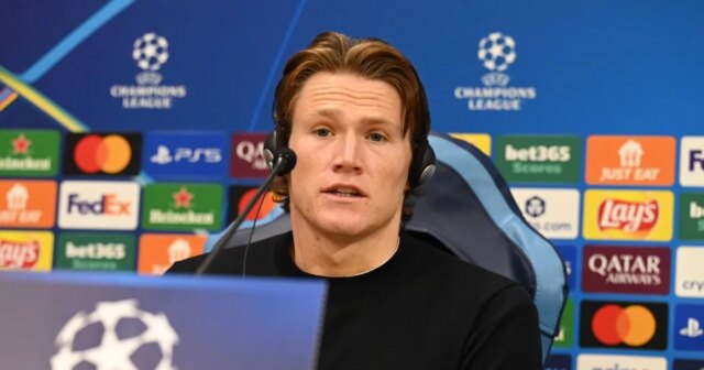 Scott McTominay hovorí na tlačovej konferencii v Neapole.