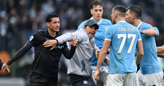 Antonio Conte sa pokúša zastaviť hromadnú šarvátku medzi hráčmi Neapola a Lazia.