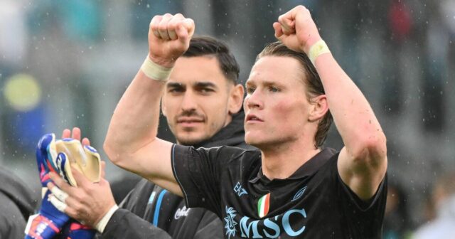 Scott McTominay, veľký víťaz ako traja hráči vylúčení v ohnivej Scott McTominay, veľký víťaz ako traja hráči vylúčení v ohnivej bitke v Neapole | Futbal | Šport