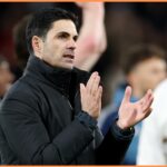 Leandro Trossard oslavuje so spoluhráčom z Arsenalu Viktorom Gyokeresom