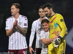 Šéf Hearts Derek McInnes víta „najlepšie tri body sezóny“ po zázračnej záchrane Craiga Gordona Brankárovi Hearts Craigovi Gordonovi gratulujú jeho spoluhráči po víťazstve v Dens Parku