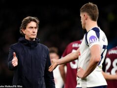 Šéf Tottenhamu Thomas Frank varuje Liverpool a Real Madrid kvôli „fantastickému“ Mickymu van de Venovi Thomas Frank varoval kluby, ktoré majú záujem o Mickyho van de Vena (vpravo)