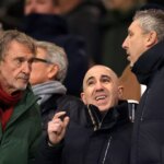 Majiteľ Manchestru United Jim Ratcliffe, generálny riaditeľ Omar Berrada a futbalový riaditeľ Jason Wilcox počas zápasu Premier League medzi Wolverhampton Wanderers a Manchester United