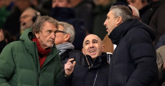 Majiteľ Manchestru United Jim Ratcliffe, generálny riaditeľ Omar Berrada a futbalový riaditeľ Jason Wilcox počas zápasu Premier League medzi Wolverhampton Wanderers a Manchester United