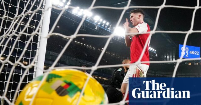 Chelsea proti Arsenalu - Pohár Carabao - semifinále - prvý zápas - Stamford Bridge Viktor Gyokeres z Arsenalu oslavuje druhý gól svojho tímu počas prvého zápasu semifinále Carabao Cupu na Stamford Bridge v Londýne. Dátum snímky: streda 14. januára 2026. PA Foto. Fotografický kredit by mal znieť: Nick Potts/PA Wire. OBMEDZENIA: LEN REDAKČNÉ POUŽITIE Žiadne použitie s nepovoleným zvukom, videom, údajmi, rozpismi zápasov, klubovými/ligovými logami alebo 