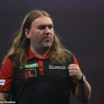 Šípky – Majstrovstvá sveta v šípkach – Alexandra Palace, Londýn, Veľká Británia – 1. januára 2026 Ryan Searle reaguje počas štvrťfinálového zápasu proti Jonnymu Claytonovi Action Images prostredníctvom agentúry Reuters/Andrew Boyers