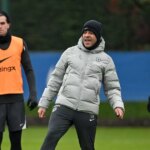 Hlavný tréner Liam Rosenior z Chelsea počas tréningu na Chelsea Training Ground 8. januára 2026 v Cobhame v Anglicku