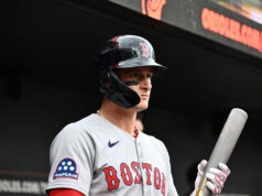 Sestra Romana Anthonyho Lia si užíva slnečné lúče v nenáročnom pobrežnom štýle na malebnom výlete loďou s priateľmi na Floride logo pochodového šialenstva