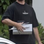 Lachie Neale je videný, ako zbiera nejaké osobné veci z domu, ktorý zdieľal s manželkou Jules Neale