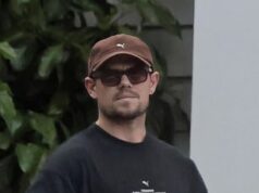 Sexuálny škandál zasiahol Austráliu po „nepredstaviteľnej zrade“ futbalového hrdinu s najlepším priateľom jeho manželky Lachie Neale je videný, ako zbiera nejaké osobné veci z domu, ktorý zdieľal s manželkou Jules Neale