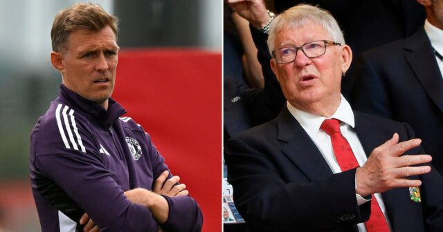 MANCHESTER, ANGLICKO - 1. NOVEMBRA: Manažér Sir Alex Ferguson a Darren Fletcher z Manchestru United hovoria počas tlačovej konferencie pred zápasom C skupiny Ligy majstrov UEFA proti FC Otelul Galati na Old Trafford 1. novembra 2011 v Manchestri v Anglicku. (Foto: Clint Hughes/Getty Images)