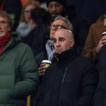 Sir Jim Ratcliffe, spolumajiteľ Manchestru United s Omarom Berradom, generálnym riaditeľom a riaditeľom futbalu Jason Wilcox