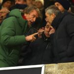 Sir Jim Ratcliffe (vľavo s Omarom Berradom, stredom a Jasonom Wilcoxom, vpravo) sa chystá do Manchestru na stretnutie výkonných riaditeľov, aby prediskutovali najnovší vývoj od prepustenia Rubena Amorima.