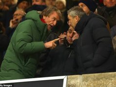 Sir Jim Ratcliffe letí do Manchestru na rozhovory s rodinou Glazerovcov a novým dočasným šéfom Man United Michaelom Carrickom – keďže miesto stretnutia sa po turbulentných štrnástich dňoch zmenilo Sir Jim Ratcliffe (vľavo s Omarom Berradom, stredom a Jasonom Wilcoxom, vpravo) sa chystá do Manchestru na stretnutie výkonných riaditeľov, aby prediskutovali najnovší vývoj od prepustenia Rubena Amorima.