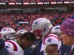 Škandalizovaná hviezda NFL Stefon Diggs ohromuje fanúšikov divokou predzápasovou hlavičkou pred titulovým zápasom Patriots-Broncos AFC Pred nedeľňajším výkopom v Denveri si vrčiaci Diggs, ktorý mal na ochranu lebky len vrkoče, narazil čelom do masky spoluhráča tímu Patriots K'Lavona Chaissona.