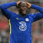 Romelu Lukaku z Chelsea reaguje počas zápasu Premier League medzi Arsenalom a Chelsea na Emirates Stadium 22. augusta 2021 v Londýne v Anglicku.