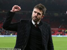 Skutočný Michael Carrick: Nenechajte sa zmiasť plachým zovňajškom, obľúbený dočasný šéf Man United si okamžite všimol neľútostnú stránku Sir Alex Ferguson, ktorý odstránil chyby, ktoré spôsobil Ole Gunnar Solskjaer, a pokarhal Roy Keane. Michael Carrick bude tento týždeň viesť ďalšie rozhovory s Manchestrom United o tom, aby sa stal dočasným manažérom klubu do konca sezóny.