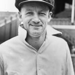 Slávny kus kriketového memorabílie, ktorý nosil Sir Donald Bradman, je späť v Sydney a chystá sa zmeniť majiteľa – prvýkrát za viac ako sedem desaťročí