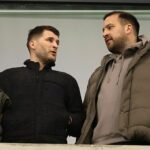 Nik Simon z Daily Mail Sport sa pripojil k trénerovi Anglicka Richardovi Wigglesworthovi (vľavo) na sobotňajšom zápase Sale so Sharks z Durbanu.