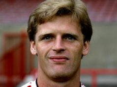 Smrť ikony Man Utd Gordona McQueena „spojená s hlavičkou“, pravidlá vyšetrovania Hayley McQueen je moderátorkou Sky