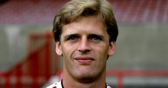 Smrť ikony Man Utd Gordona McQueena „spojená s hlavičkou“, pravidlá Hayley McQueen je moderátorkou Sky