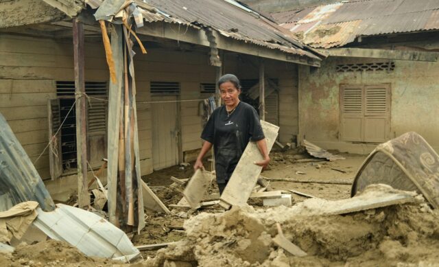 Smrteľné záplavy ničia Indonéziu a zanechávajú rodiny vysídlené a bez Smrteľné záplavy ničia Indonéziu a zanechávajú rodiny vysídlené a bez domova | Správy o povodniach