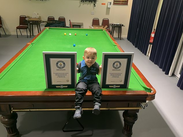 Snookerový zázrak, dva, sa zapísal do Guinnessovej knihy rekordov tým, Snookerový zázrak Jude Owens sa zapísal do Guinessovej knihy rekordov tým, že sa stal najmladším človekom, ktorému sa podarilo presadiť dva trikové údery