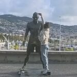 Online vandal zverejnil na sociálnej sieti video, na ktorom vandalizuje sochu Cristiana Ronalda na Madeire