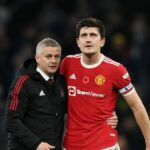 Ole Gunnar Solskjaer objíma Harryho Maguirea z Manchestru United