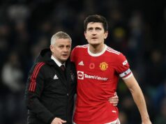 Šok Harryho Maguirea na Man Utd Oleho Gunnara Solskjaera ovládal spätné odkazy – „Nefungovalo“ Ole Gunnar Solskjaer objíma Harryho Maguirea z Manchestru United