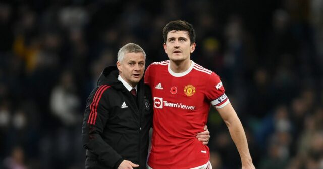 Ole Gunnar Solskjaer objíma Harryho Maguirea z Manchestru United